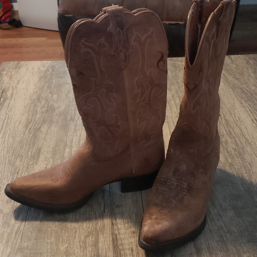 Pointy toe boots